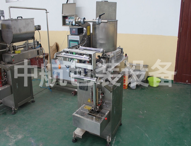 三边封酱料制袋式罐装包装机